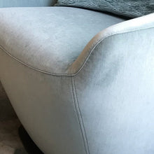 Laden Sie das Bild in den Galerie-Viewer, Leolux Cantate Beistellsessel als Ausstellungsstück – Naht Detail Velours Lucir 380 Jade pastellblau, drehbar mit Rückstellfunktion, 78×94×82 cm, Sitzhöhe 46 cm
