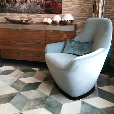 Leolux Cantate Beistellsessel als Ausstellungsstück – Velours Lucir 380 Jade pastellblau, drehbar mit Rückstellfunktion, 78×94×82 cm, Sitzhöhe 46 cm Seitenansicht