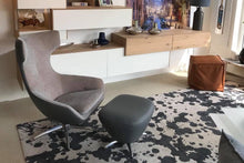 Laden Sie das Bild in den Galerie-Viewer, Leolux Caruzzo Ohrensessel mit Stoffbezug Maple und Lederschale Ceras Dew im Ausstellungszustand seitenansicht

