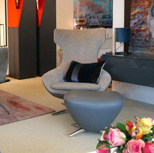 Leolux Caruzzo Ohrensessel mit Stoffbezug Maple und Lederschale Ceras Dew im Ausstellungszustand Front mit Kissen