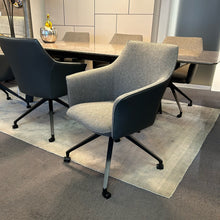 Laden Sie das Bild in den Galerie-Viewer, Leolux Mara Twist – 6er-Set Armlehnstühle, Ausstellungsstück im Neuzustand
