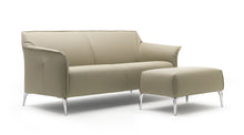 Laden Sie das Bild in den Galerie-Viewer, Leolux Mayon Sofa in creme mit passendem Hocker, elegantes Ledersofa mit Aluminiumfuessen
