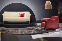 Laden Sie das Bild in den Galerie-Viewer, Leolux Mayon Sofa in creme mit Mayuro Sessel in rosé und gelbem Hocker, Studioambiente mit Aluminiumfüssen
