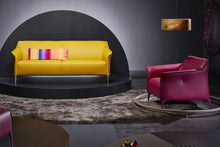 Laden Sie das Bild in den Galerie-Viewer, Leolux Mayon Sofa in gelb mit Mayuro Sessel in magenta und Hocker, modernes Studioambiente
