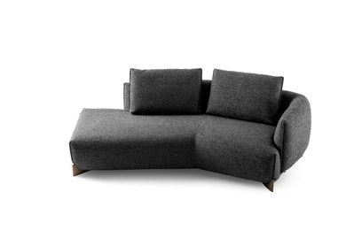 Leolux Naila Divan in Stoff Charcoal von vorne mit Hocker links
