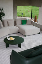 Laden Sie das Bild in den Galerie-Viewer, Leolux Wohnsituation mit Naila Sofa, Naturmaterialien und Blick ins Grüne


