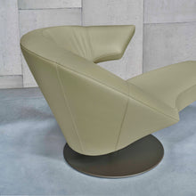 Laden Sie das Bild in den Galerie-Viewer, Leolux Parabolica in olivgrünem Leder, Wohnzimmer-Ambiente vor Betonwand, drehbarer Tellerfuß
