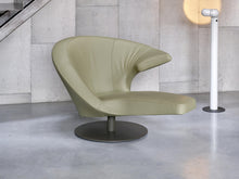 Laden Sie das Bild in den Galerie-Viewer, Leolux Parabolica Detail: olivgrünes Senso-Leder mit sichtbaren Nähten, moderner Drehtellerfuß aus Metall
