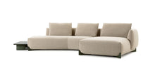 Laden Sie das Bild in den Galerie-Viewer, Perspektivansicht des Leolux Naila Sofas mit asymmetrischer Linienführung
