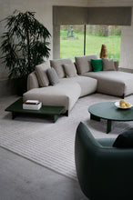 Laden Sie das Bild in den Galerie-Viewer, Großzügiges Lounge-Sofa mit modularer Form Leolux Naila mit Longchair und integriertem Beistelltisch in Stoff Beige
