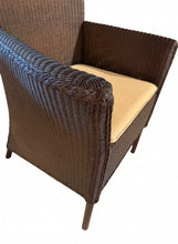 Laden Sie das Bild in den Galerie-Viewer, Detail – Loom-Textur und Holzrahmen am Lloyd Loom Boston
