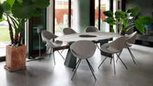 Laden Sie das Bild in den Galerie-Viewer, Gepolsterter Tonon Moon Stuhl mit ergonomischer Sitzschale und hochwertigem Stoffbezug, modernes Design mit wählbarem Gestell für Esszimmer oder Lounge

