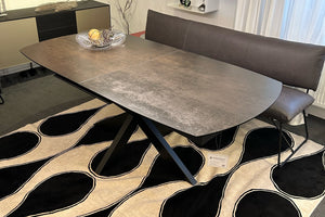 Design-Essgruppe mit Akante Phoenix Tisch und Mobitec Cosy Bank – modernes Interieur aus der Ausstellung