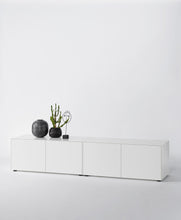 Laden Sie das Bild in den Galerie-Viewer, Zwei Piure Nex Pur Box Module 1573878 in Weiß, jeweils mit zwei Türen, kombiniert zu einem 240 cm breiten Lowboard – klare Linien, modernes Design.
