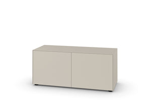 Piure Nex Pur Box 1573878 mit 2 Türen in Seidengrau (P23), Lowboard-Modul mit klarer Linienführung und matt lackierter Oberfläche, freigestellt.