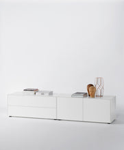 Laden Sie das Bild in den Galerie-Viewer, Weißes Piure Nex Pur Box Lowboard mit 2 Türen und 2 Schüben – Kombination aus 1573878 und 1573881, 240 × 50 × 48 cm, auf Gleitern, vor neutralem Hintergrund.
