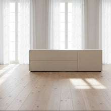 Laden Sie das Bild in den Galerie-Viewer, Piure Nex Pur Box 2020400 in White – Lowboard 180×50×48 cm, 2 Schubladen links, 1 Tür rechts, warme Wohnumgebung
