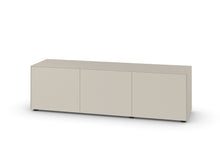 Laden Sie das Bild in den Galerie-Viewer, Piure Nex Pur Box Sideboard 2020600 in Seidengrau – eleganter Freisteller mit 3 grifflosen Türen, matt lackiert, im Format 180 × 50 × 48 cm.
