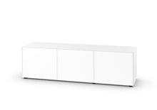 Laden Sie das Bild in den Galerie-Viewer, Freigestelltes Sideboard Piure Nex Pur Box 2020600 in Weiß – 3 Türen, 180 × 50 × 48 cm, minimalistisches Design mit griffloser Front und matter Oberfläche.
