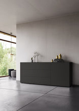 Laden Sie das Bild in den Galerie-Viewer, Stilvolle Interieuransicht mit Sideboard 2023800 von Piure in Graphite – modern und ausdrucksstark
