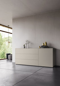 Wohnliche Szene mit Piure Sideboard 2023800 in Silk – elegantes Stauraummöbel mit ruhiger Ausstrahlung