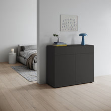 Laden Sie das Bild in den Galerie-Viewer, Piure Nex Pur Box 2033800 in Graphite – Designkommode 120×100×48 cm, Türen &amp; Schub, Schlafzimmerkommode in artgerechter Umgebung
