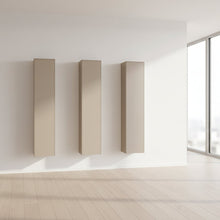 Laden Sie das Bild in den Galerie-Viewer, Wandhängendes Türmodul Piure 2047000 im Wohnambiente, 30 × 120 × 36 cm, seidenmatter Mattlack silk
