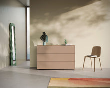 Laden Sie das Bild in den Galerie-Viewer, Wohnbeispiel mit Kommode Piure Nex Pur Box 1536776 in Rosewood-Farbton, warmes Ambiente mit Designmöbeln.

