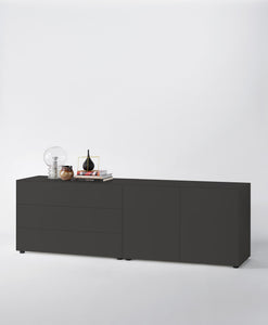 Sideboardkombination in Graphit mit drei Schubladen links und zwei Türen rechts, dekoriert mit Büchern, Vase, Kugellampe und Keramik auf weißem Hintergrund.