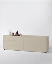Laden Sie das Bild in den Galerie-Viewer, Modernes Sideboard in Seidengrau, bestehend aus einem Element mit drei Schüben und einem Element mit zwei Türen, auf einem weißen Studiohintergrund.
