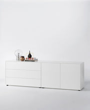 Laden Sie das Bild in den Galerie-Viewer, Weißes Sideboard mit klaren Linien, bestehend aus drei Schubladen links und zwei Türen rechts, mit schlichter Deko auf weißem Hintergrund.
