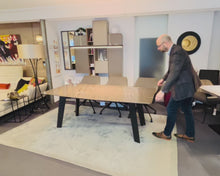 Laden und Abspielen von Videos im Galerie-Viewer, Draenert Fontana Ausziehtisch mit polierter Quarzitplatte in Brown Silk und Gestell in Eiche dunkelgrau – trapezförmiges Design mit Mittelauszug, Ausstellungsstück bei Möbel Zeppenfeld Funktionsvideo
