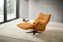 Laden Sie das Bild in den Galerie-Viewer, Der Nolte Lounger Miami in relaxter Sitzposition mit ausgestelltem Fußteil – moderner Designstuhl in stilvollem Ambiente mit großem Fenster.
