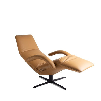 Jori Yoga JR-7360 Relaxsessel in Leder Celia Oro (Whiskyfarben), vollständig zurückgelehnt in Relaxposition, mit schwarzem 4-Stern-Fuß – Aktionsmodell Timeless Icons, Größe Medi Foto liegend