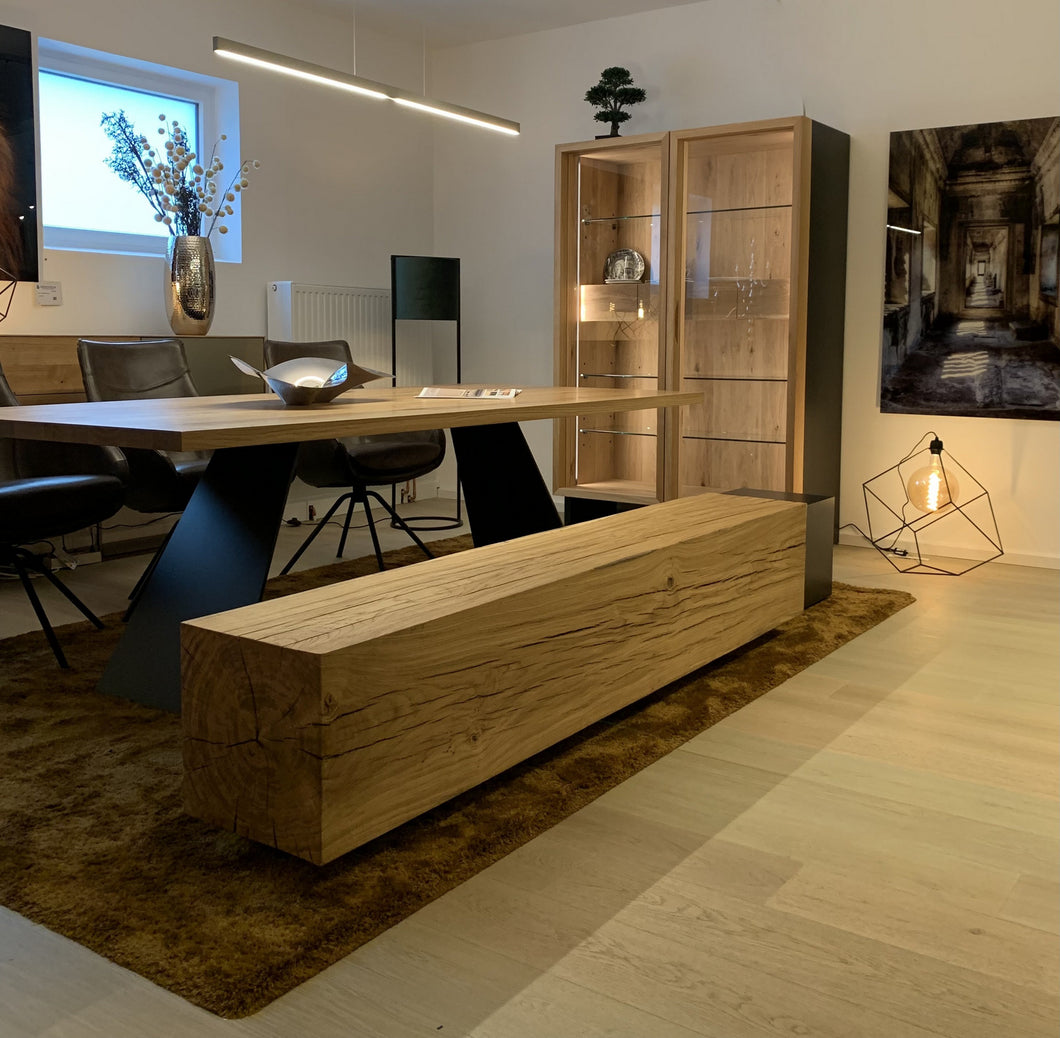 Detail Holzstruktur der Ombra Bank, Eichenblock am Stück