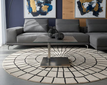 Laden Sie das Bild in den Galerie-Viewer, Ronald Schmitt Design Couchtisch K726 mit Keramikplatte in Wohnzimmerumgebung mit grauer Couch
