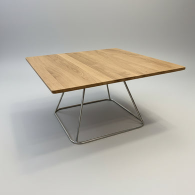 Beistelltisch K951 – Frontansicht, 75×75×40 cm, Wildeiche & Edelstahl