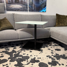 Laden Sie das Bild in den Galerie-Viewer, Beistelltisch 60×60 cm – Optiwhite-Glas mit Nanostruktur, unlackiert, rollbar; für Duett K526 &amp; Kolo K726 (DUO/pOp)
