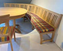 Laden Sie das Bild in den Galerie-Viewer, Detailaufnahme der Rundeckbank in Eiche massiv mit farbig gepolsterten Sitzflächen im Landhausstil
