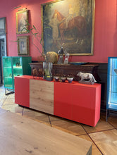 Laden Sie das Bild in den Galerie-Viewer, Design Anrichte Novus von Scholtissek, neue Variante mit Holz-Schubkästen statt Glas, in modernem Rot und Eiche massiv
