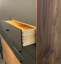 Laden Sie das Bild in den Galerie-Viewer, Detailaufnahme Scholtissek Geschirrschrank Alleskönner, hochwertige Schubladenverarbeitung in Nussbaum Massivholz mit schwarzer Front
