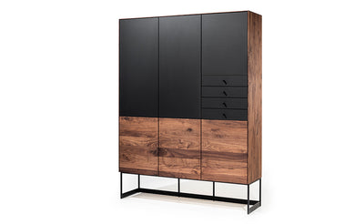 Großer Geschirrschrank Alleskönner von Scholtissek in astigem Nussbaum mit schwarzen Glaseinsätzen und Eisengestell, seitliche Ansicht