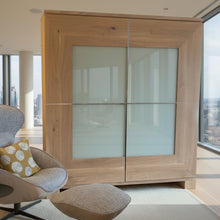 Laden Sie das Bild in den Galerie-Viewer, Scholtissek Varus Schrank – Eiche oder Astnuss | 150×170 &amp; 186×205 - Möbelhaus H. Zeppenfeld GmbH
