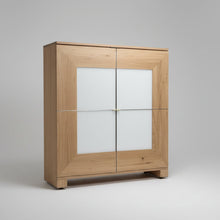 Laden Sie das Bild in den Galerie-Viewer, Moderner Designschrank von Scholtissek, Modell Varus, gefertigt aus charakterstarker knorriger Eiche mit geölter Oberfläche und Glasfüllung in satiniertem Optiwhite – exklusive Lagerware.
