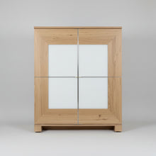 Laden Sie das Bild in den Galerie-Viewer, Eleganter Massivholzschrank Scholtissek Varus in knorriger Eiche puro geölt mit vier Türen und mittigem Optiwhite-Glas – ideal für stilvolle Wohnkonzepte, sofort verfügbar ab Lager.
