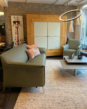 Laden Sie das Bild in den Galerie-Viewer, Detailansicht des Schranks Varus von Scholtissek mit Massivholzrahmen und Glasfront – modernes Massivholzmöbel im Showroom
