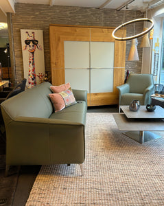 Detailansicht des Schranks Varus von Scholtissek mit Massivholzrahmen und Glasfront – modernes Massivholzmöbel im Showroom