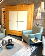 Laden Sie das Bild in den Galerie-Viewer, Scholtissek Wohnschrank Varus aus Eiche natur geölt mit heller Glasfront – präsentiert in moderner Wohnlandschaft bei Möbel Zeppenfeld in Olpe
