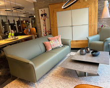 Laden Sie das Bild in den Galerie-Viewer, Designerschrank Varus von Scholtissek mit massivem Eichenrahmen und Glasfront in Sand matt – modernes Stauraummöbel für Wohn- und Essbereich
