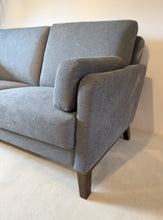 Laden Sie das Bild in den Galerie-Viewer, Zweiersofa Schröno Münichau im Landhausstil mit grauem JAB Anstoetz Stoffbezug Donovan Armlehne rechts

